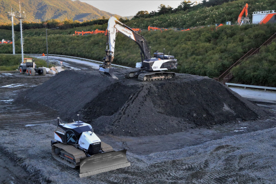 Concept-X2 무인 굴착기와 도저 시연 모습. HD현대사이트솔루션 제공